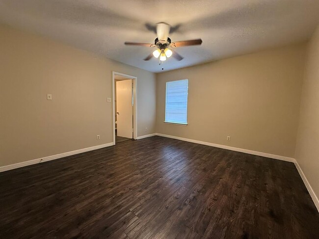 Building Photo - 5906 Mountainclimb Dr
