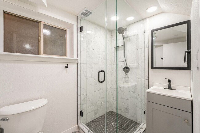 Building Photo - 2 Bedroom 2 Bathroom Lower Unit in Wheat Ridge