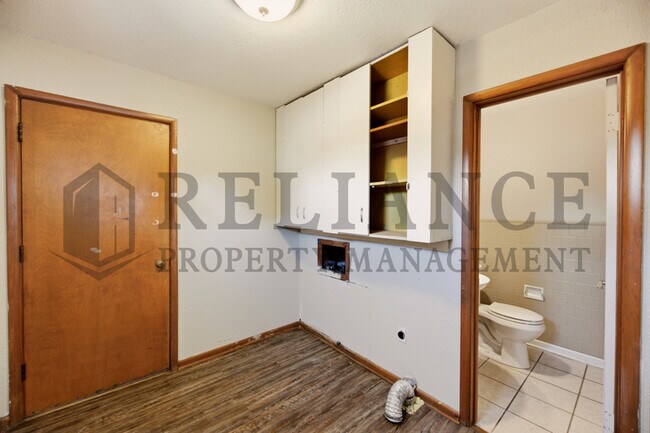 Building Photo - 841 N Country Acres Ave
