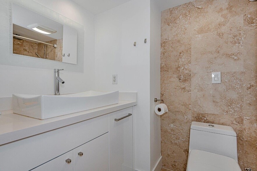Building Photo - 2301 Collins Ave