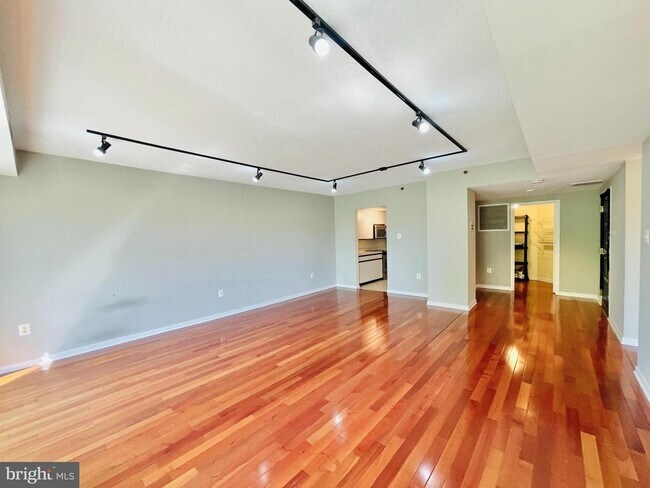 Building Photo - 1530 Key Blvd