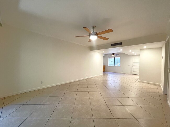 Building Photo - AVAILABLE NOW! 2 Bed 2 Bath Condo in Palm ...