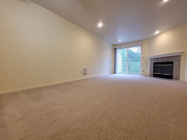 Building Photo - Top-Floor Condo near Bellevue Downtown