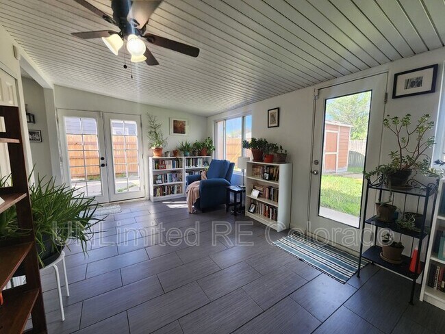 Building Photo - 945 N Paris St