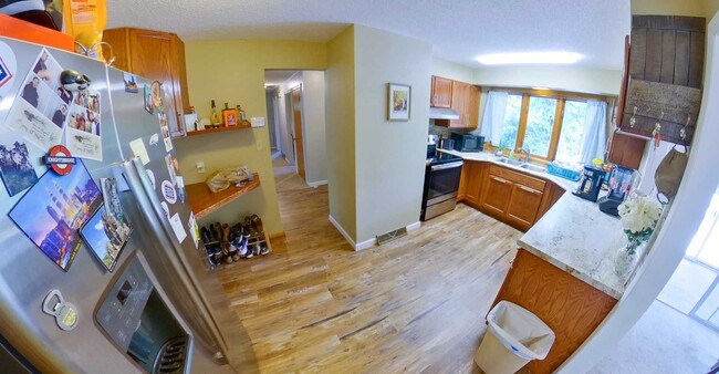 Primary Photo - 3D Tour Available - Garage Parking + Sun R...