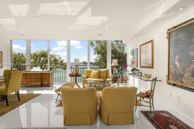 Building Photo - 1000 Venetian Way