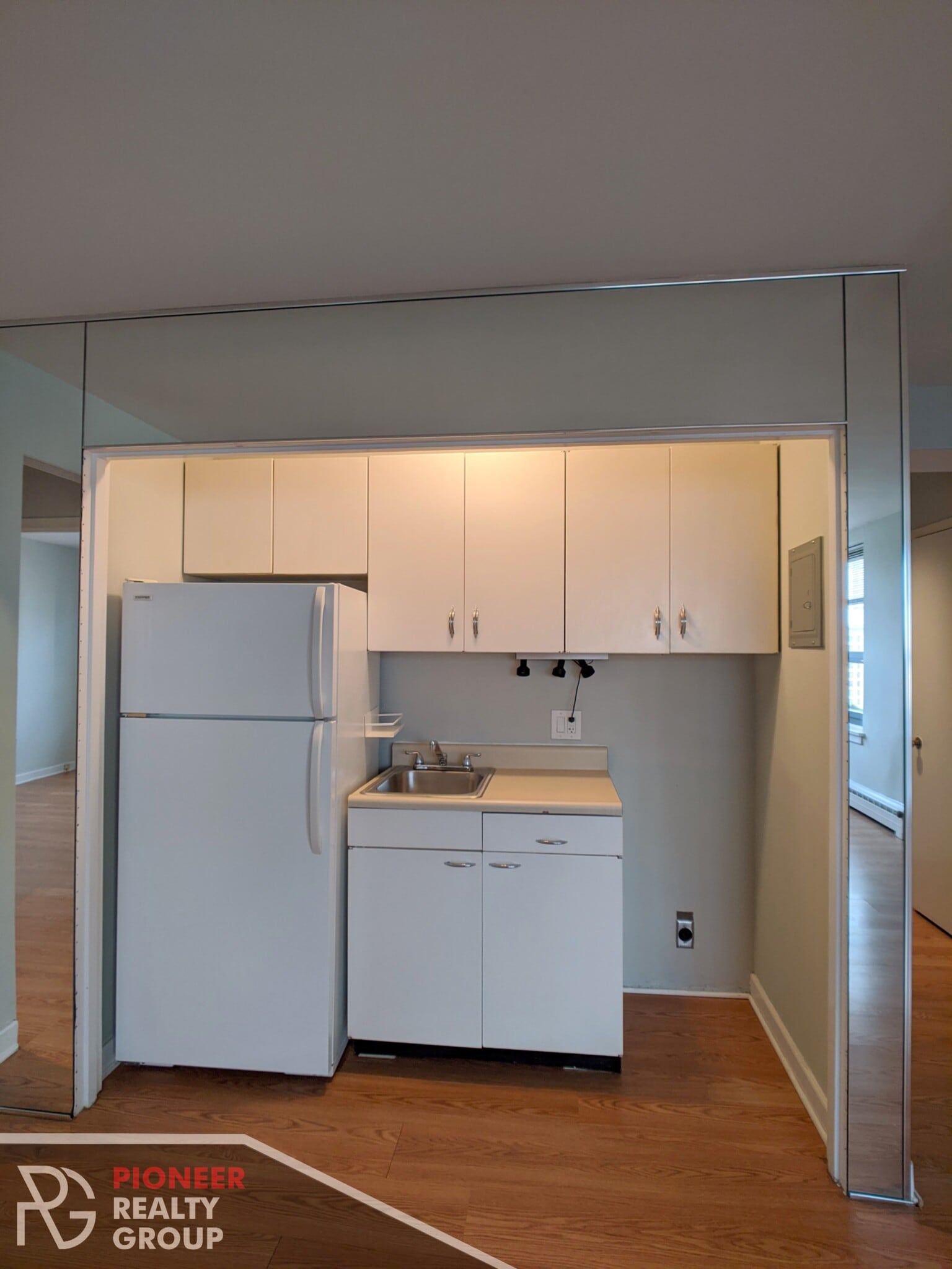 Building Photo - 433 W Wellington Ave