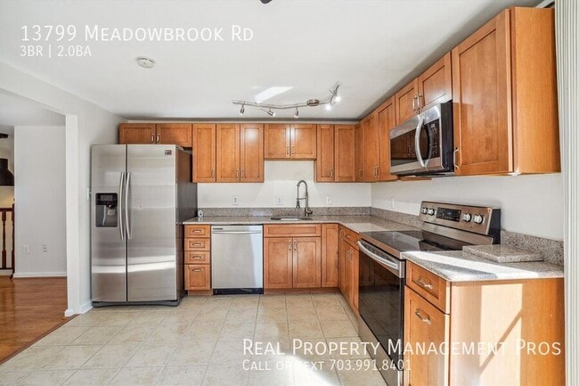 Building Photo - 3 Bed Single Family Home w/ Fenced in Back...