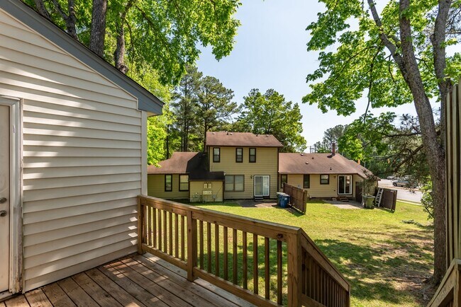 Building Photo - Lovely 2 Bedroom End Unit Townhome in NE R...