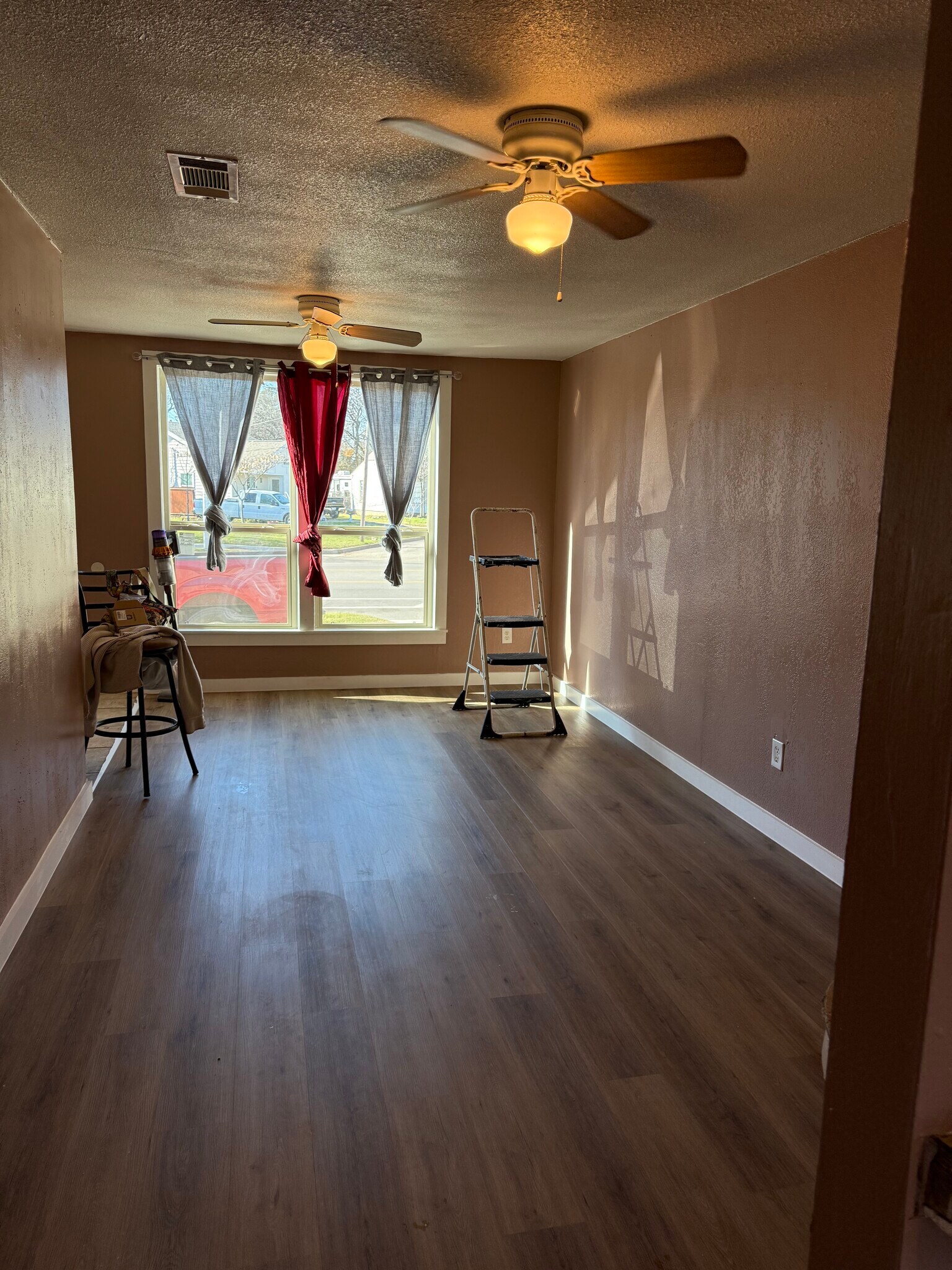 Building Photo - 2116 N Riverside Dr