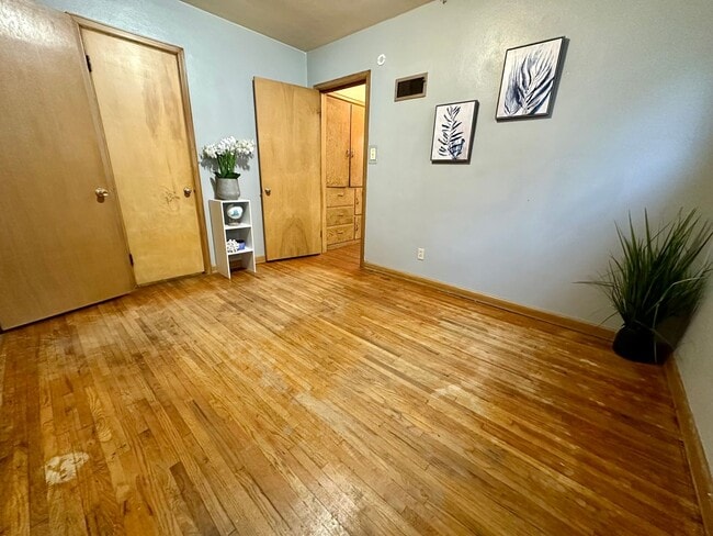 Building Photo - 3bed, 1 bath home for rent in Waterloo.