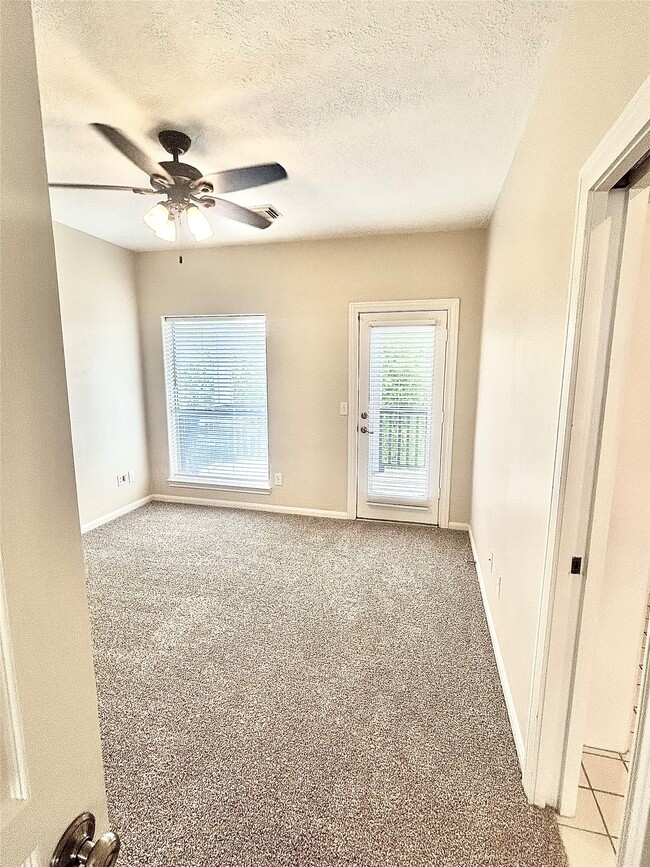 Building Photo - 807 Kipp Ave