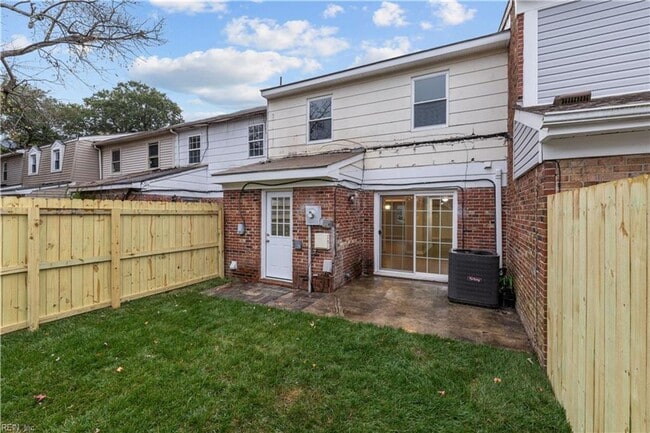 Building Photo - Updated Townhome in Virginia Beach