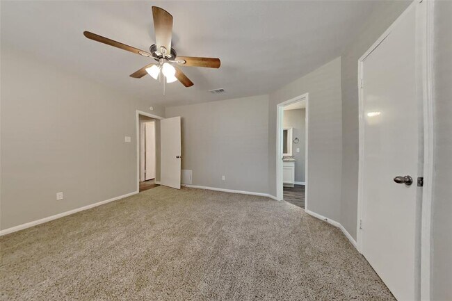 Building Photo - 2403 Pine Cone Dr