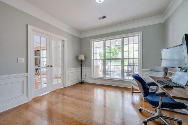Building Photo - 4 Bedroom, 3.5 Bathroom Executive Home with Fenced Yard and 3 Car Garage.