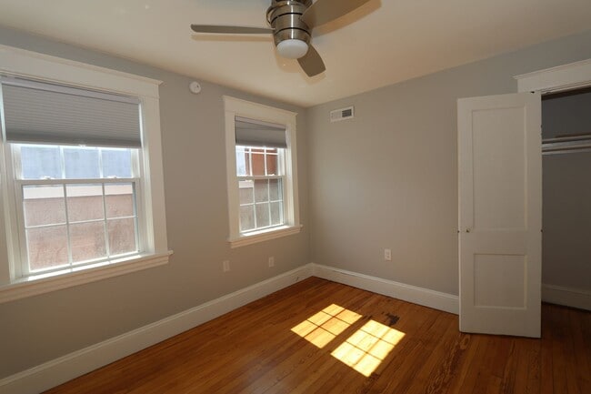 Building Photo - MAIN2220