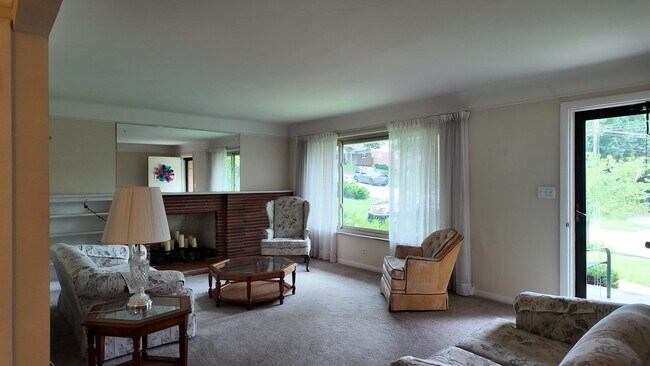 Building Photo - Charming 3-Bed Madeira Schools Home