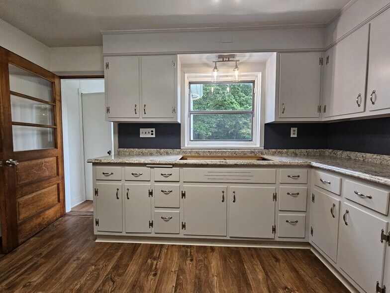 Kitchen - 244 Vineyard Ave
