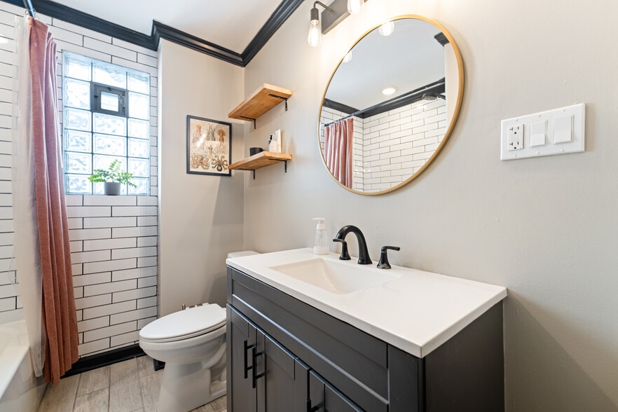 Bathroom - 411 W Cuthbert Blvd
