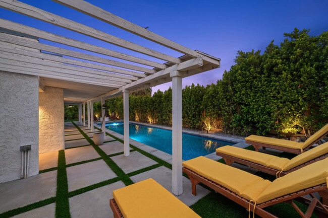 Building Photo - 1433 E Caleta Way