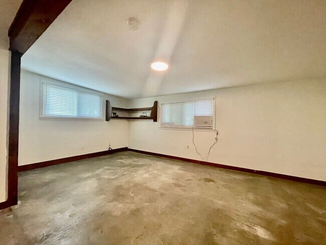 Building Photo - Fully Updated & Unbeatable Location