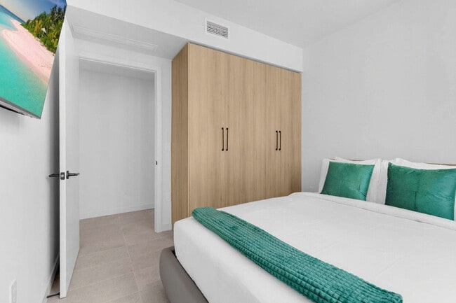 Building Photo - 501 NE 1st Ave