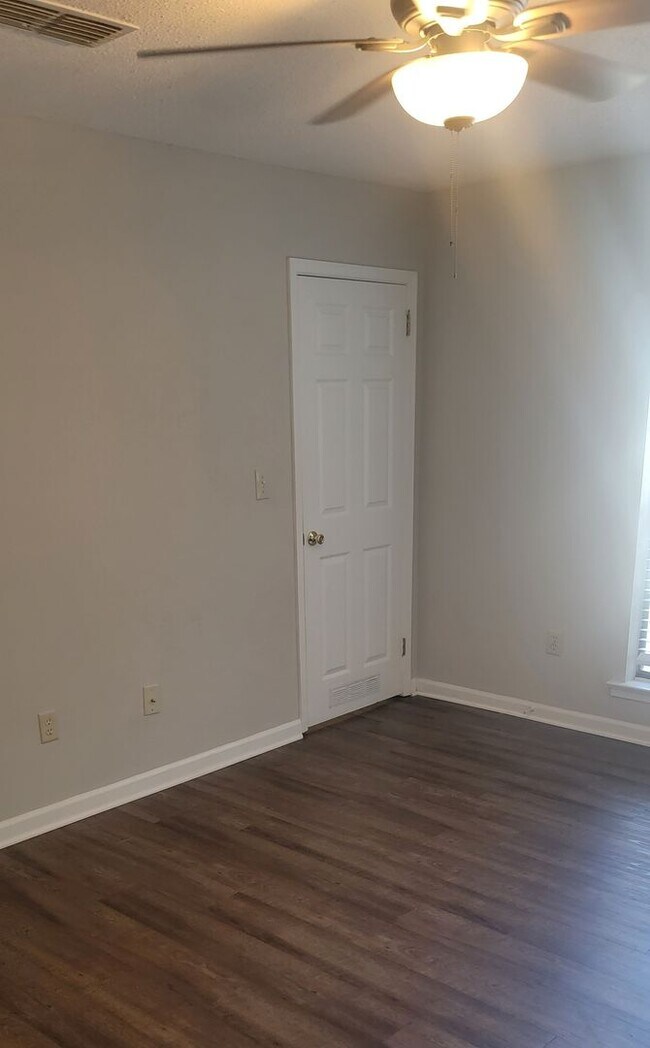 Building Photo - Adorable UPDATED 2-Bedroom, 2-Bathroom Tow...