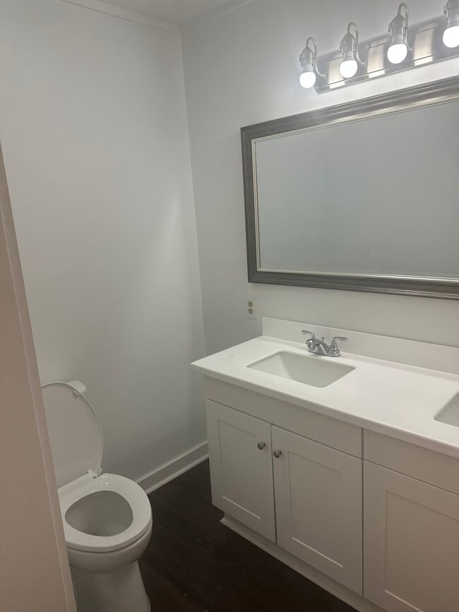 Building Photo - 221 Belaire Dr