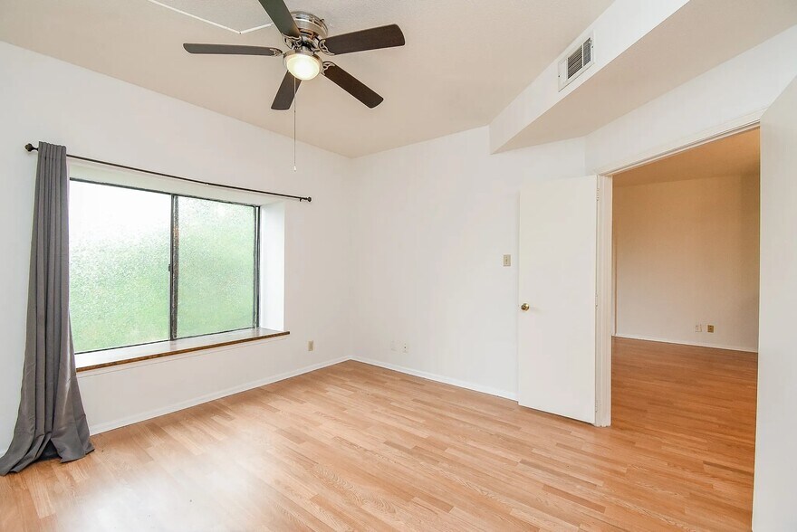 Building Photo - 2211 S Braeswood Blvd