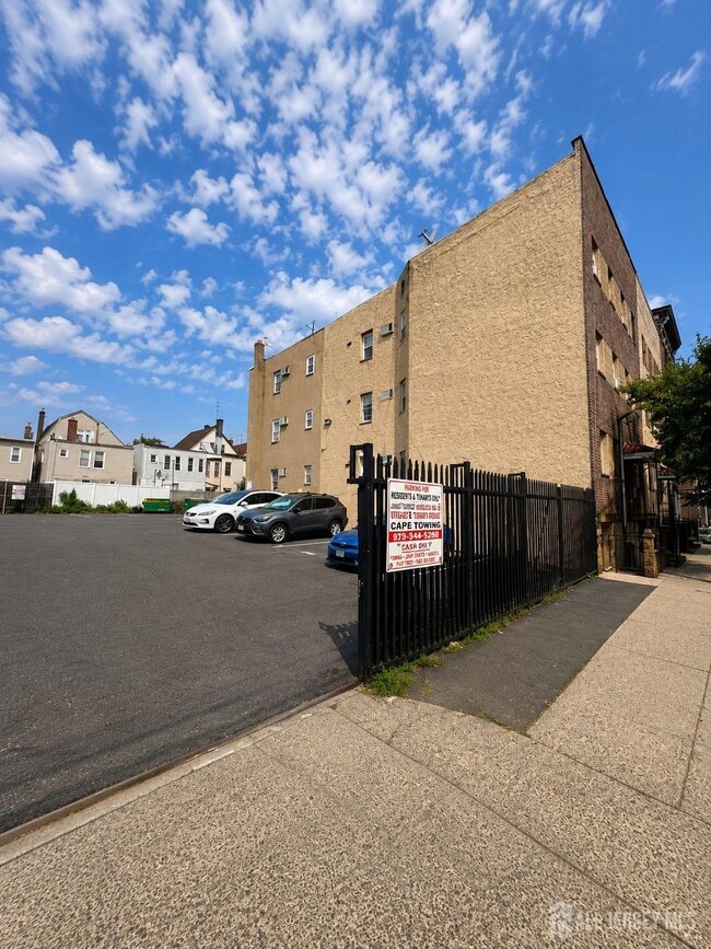 Building Photo - 600 N 6th St