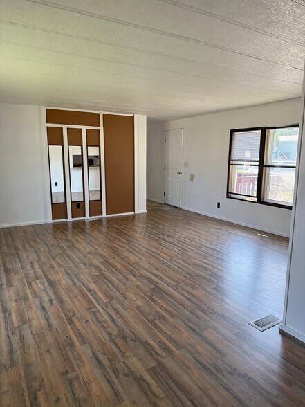 Building Photo - 1770 Easy St
