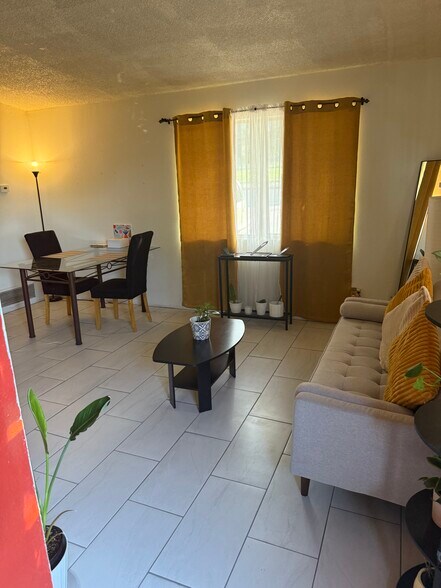 Building Photo - 793 W Mesa Verde Dr