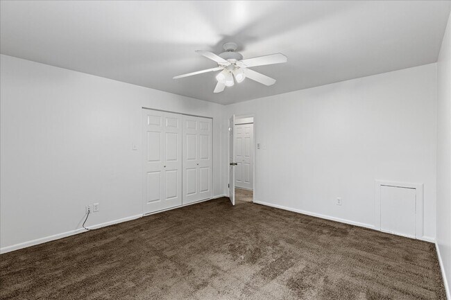 Building Photo - 703 Camelback Ct