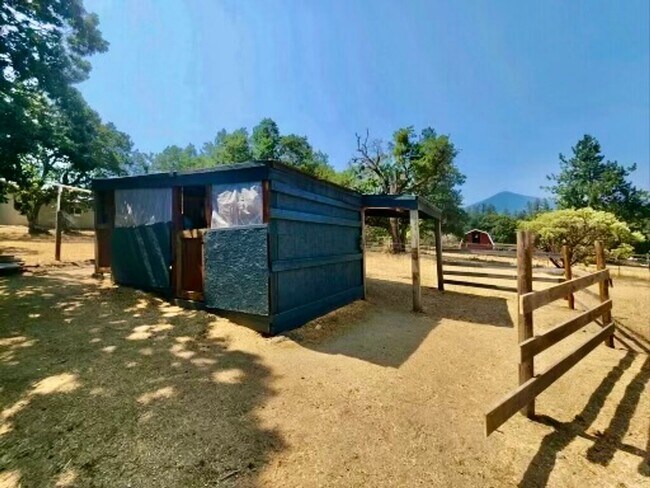 Building Photo - Horse property on 2.8 acres in Ruch with 2...