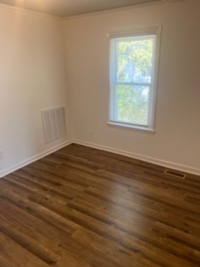 Building Photo - Charming Two Bedroom Home in Historic Morehead City Walking District with Dining Area and Living ...