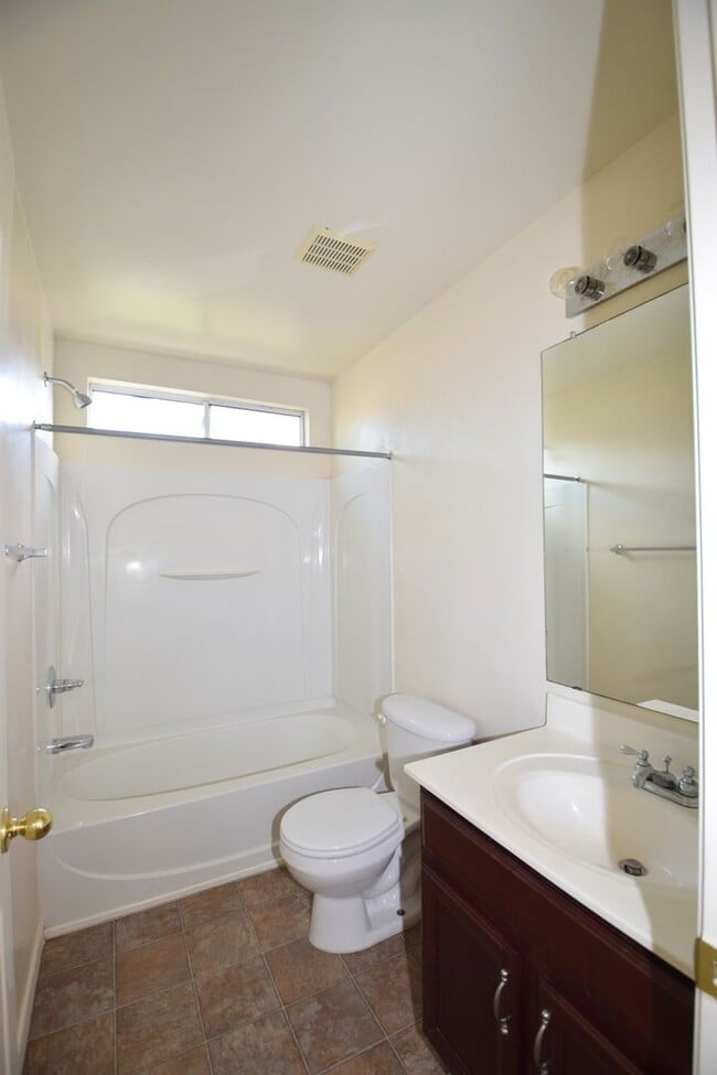 Building Photo - Spacious 3 bedroom 2.5  bath home with a loft