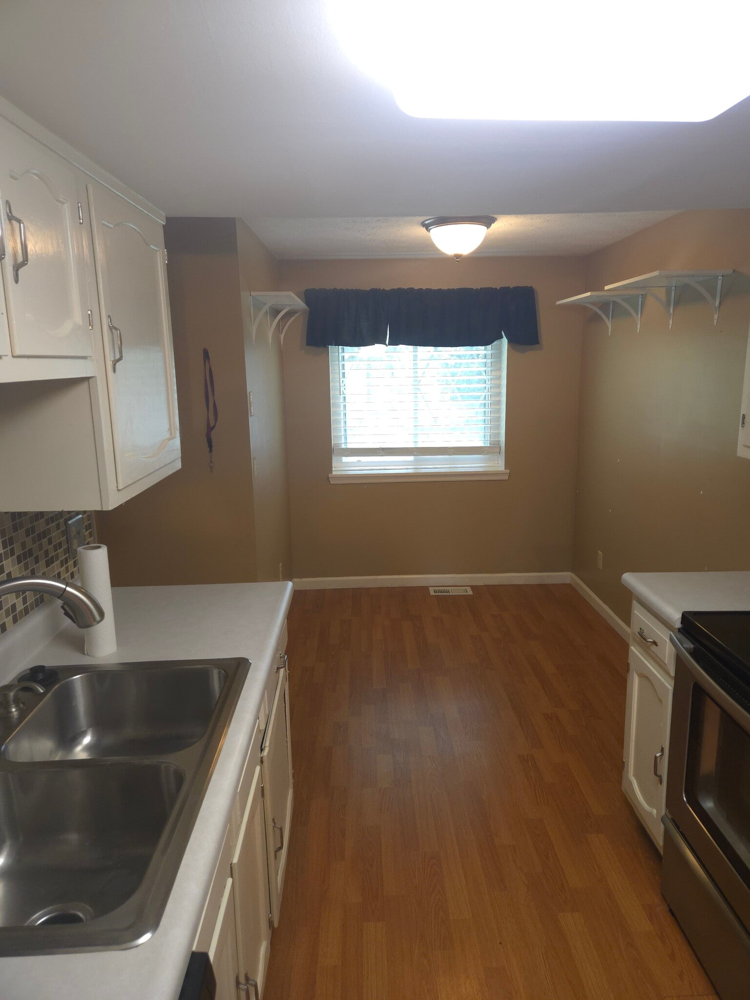 Breakfast nook/kitchen storage - 7618 Thames Ct