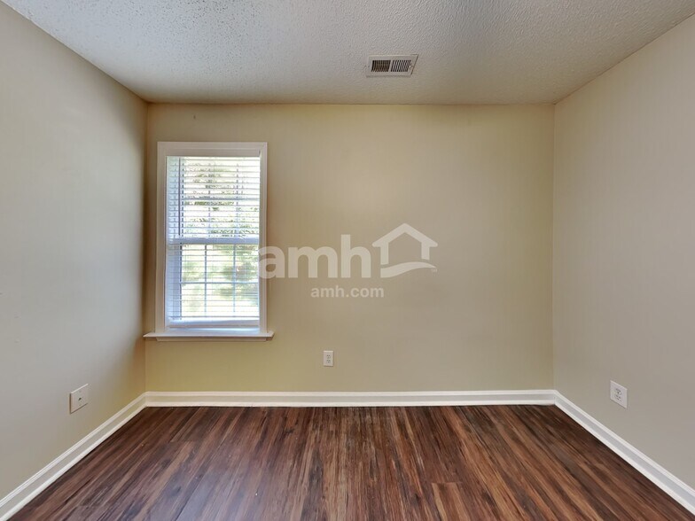 Building Photo - 104 Trailing Oak Trl