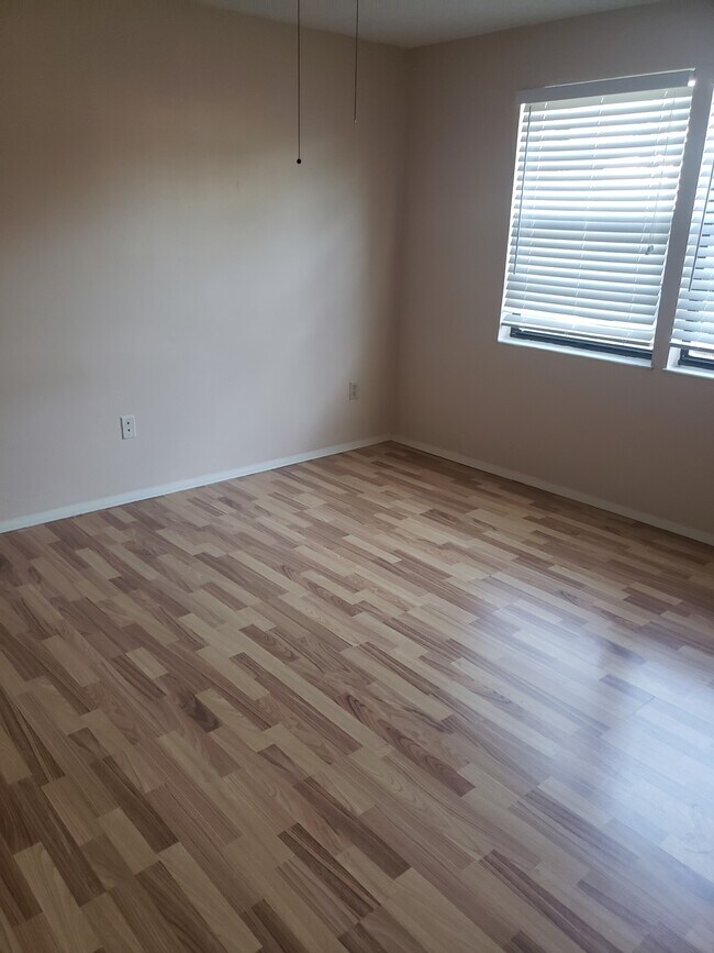Building Photo - 128 Camphor Cir