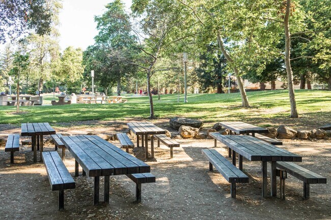 Building Photo - 1564 Hollenbeck Ave