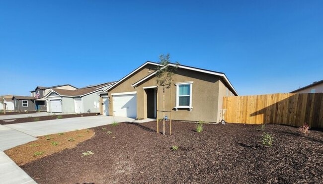 Building Photo - 4 bedroom/ 3 bathroom split-wing home.