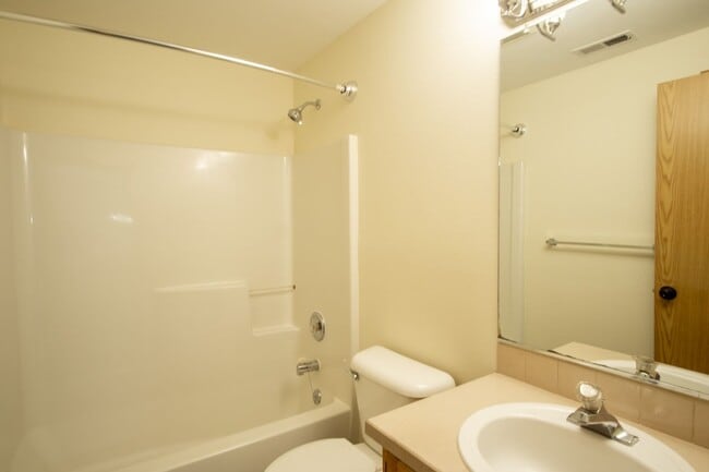Building Photo - Great Piedmont 3 Bdr Townhouse w/Fireplace, DW + Garage!