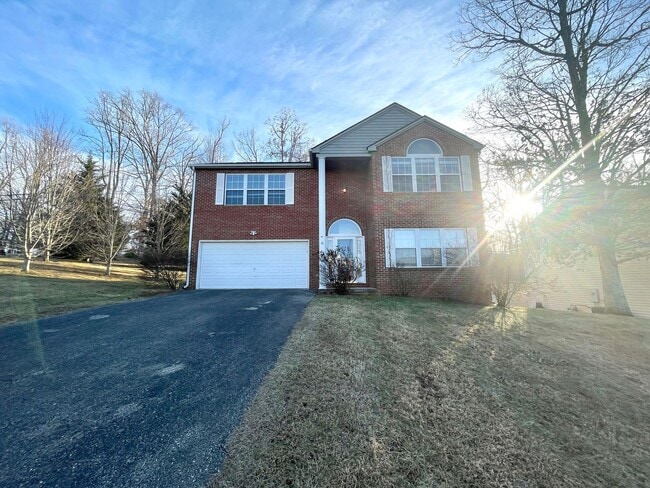Building Photo - Spacious 4 Bedroom 2.5 Bath Home