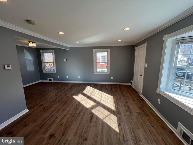 Building Photo - 5804 Shoshone Dr