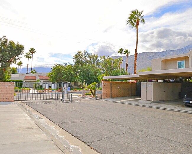 Building Photo - "Discover Your Oasis: Spacious 3-Bed Condo with Granite Touches in Palm Springs!"