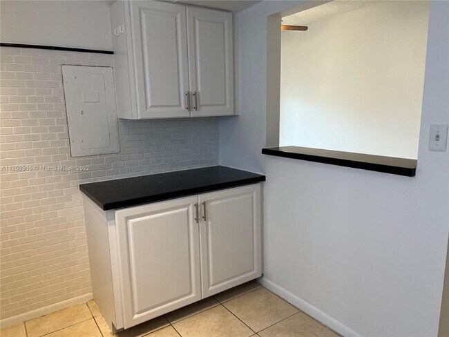Building Photo - 301 N Pine Island Rd