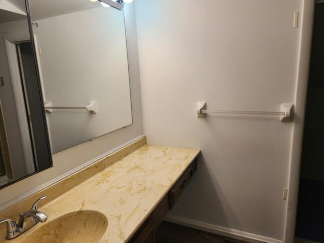 Building Photo - 944 Ravine Dr