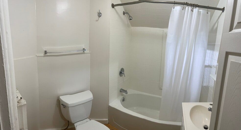 Building Photo - 60 Gold St