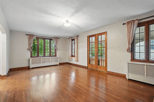 Building Photo - Charming Home - Mt. Lebanon