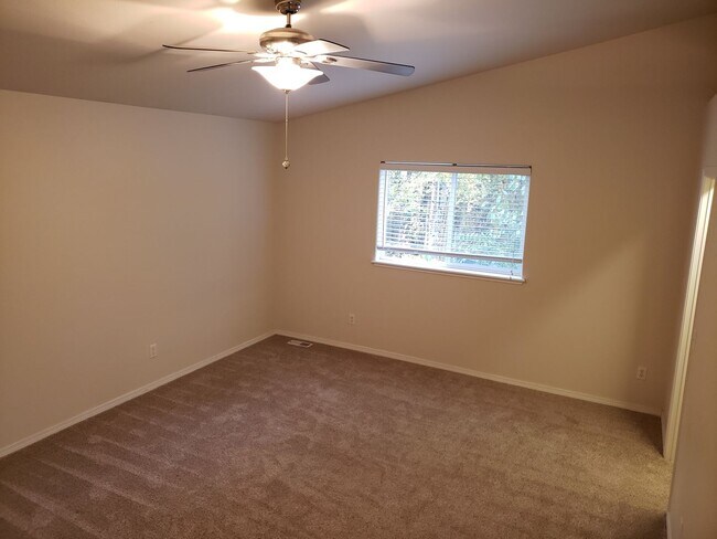Building Photo - Beautiful, Conveniently Located Eagle River Townhome